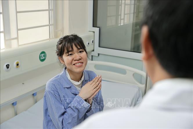 Phạm Anh thư quay trở lại Bệnh viện Phổi Trung ương tái khám sau 1 năm ghép phổi, cô cũng bày tỏ mong muốn học xong, sẽ được trở lại chính nơi đã tái sinh mình thêm một lần nữa, để cống hiến sức khỏe cho công tác chăm sóc người bệnh. Ảnh: Minh Quyết - TTXVN