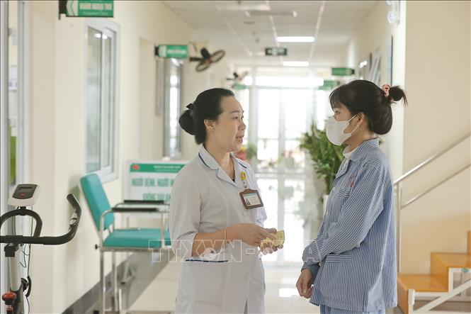 Phạm Anh thư quay trở lại Bệnh viện Phổi Trung ương tái khám sau 1 năm ghép phổi. Anh: Minh Quyết - TTXVN