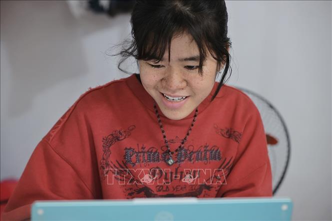 Đến nay, trở lại trường, Thư đã chuyển sang theo học ngành truyền thông với mong muốn được truyền đi cảm hứng tích cực về việc “Cho đi là còn mãi”. Ảnh: Minh Quyết - TTXVN