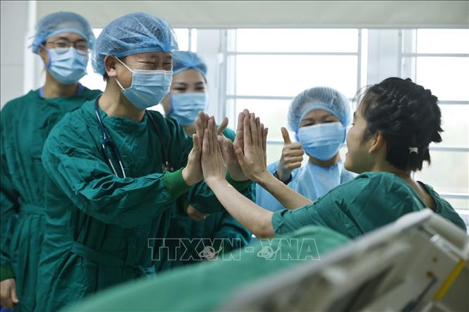 Niềm vui của bác sĩ và bệnh nhân Phạm Anh Thư khi sức khỏe của bệnh nhân tiến triển tốt. Ảnh: Minh Quyết - TTXVN