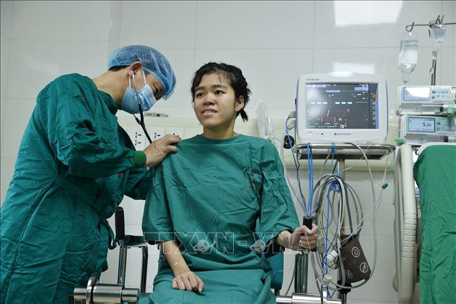 Bác sĩ Bệnh viện Phổi Trung ương khám cho bệnh nhân Thư trong quá trình hồi phục sau ghép phổi. Ảnh: Minh Quyết - TTXVN