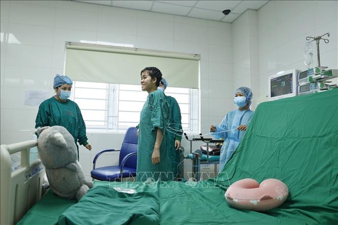 Ghép phổi là kỹ thuật khó nhất trong các kỹ thuật ghép tạng, đòi hỏi sự phối hợp nghiêm ngặt của tất cả các bộ phận, các bác sĩ, chuyên gia. Ngoài ra, quá trình chăm sóc hậu phẫu cũng là yếu tố quyết định sự sống còn của người bệnh. Ảnh: Minh Quyết - TTXVN