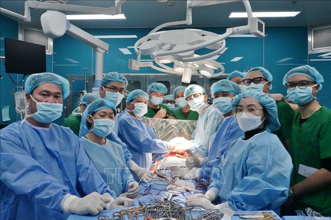 Sự thành công của ca ghép phổi là thành tựu tiêu biểu của ngành y tế Việt Nam, góp phần mang lại những giá trị to lớn cho sức khỏe người bệnh và nhân dân. Ảnh: TTXVN phát