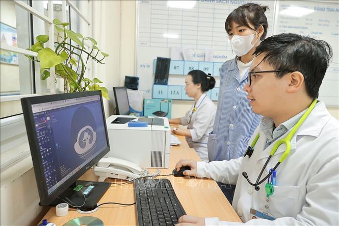 Phạm Anh thư quay trở lại Bệnh viện Phổi Trung ương tái khám sau 1 năm ghép phổi, các kết quả của em đều bình thường và tốt. Anh: Minh Quyết - TTXVN