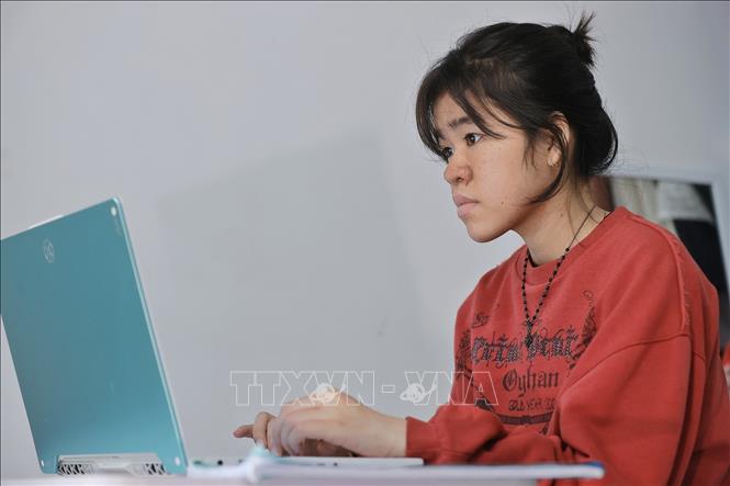 Đến nay, cuộc sống bình thường mới của Phạm Anh Thư đã trở lại, cô sinh viên quay lại trường học viết tiếp những giấc mơ trong tương lai. Ảnh: Minh Quyết - TTXVN