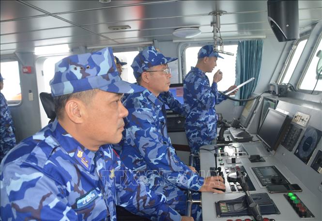 Chỉ huy lực lượng tuần tra hai nước đọc lời chào mừng trước khi tiến hành tuần tra chung. Ảnh: TTXVN phát
