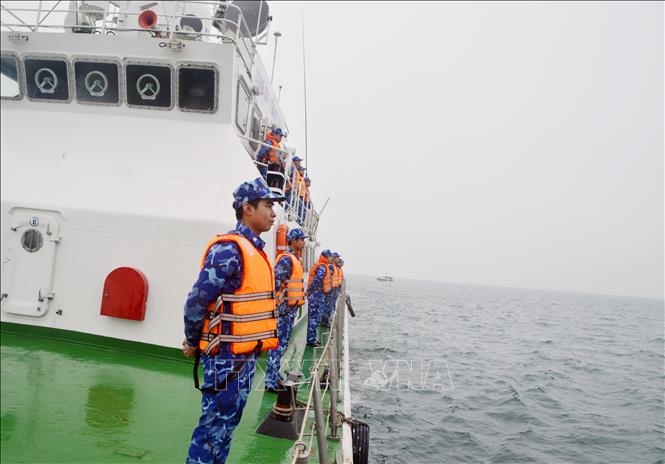 Thực hiện nghi thức chào xã giao trên biển. Ảnh: TTXVN phát