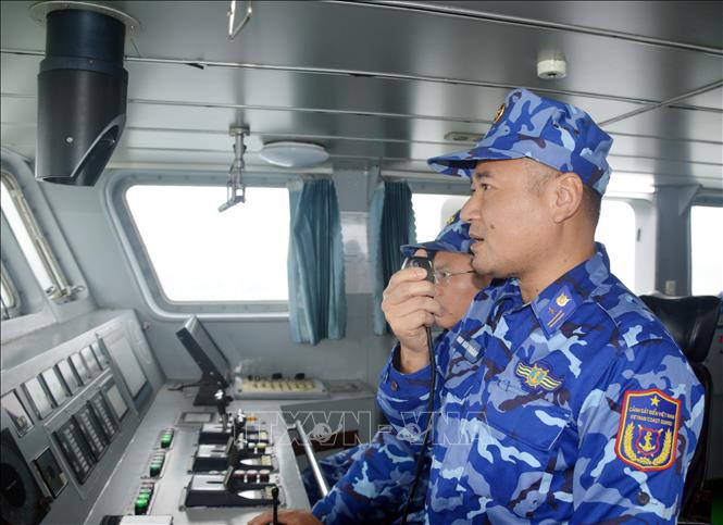 Cảnh sát biển Việt Nam tuyên truyền, nhắc nhở tàu cá Việt Nam chấp hành nghiêm quy định IUU khi hoạt động trên vùng biển giáp ranh. Ảnh: TTXVN phát