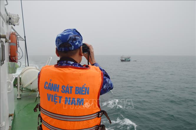 Cảnh sát biển Việt Nam tuyên truyền các tàu cá hoạt động trên tuyến tuần tra chấp hành nghiêm việc đánh bắt hải sản theo quy định. Ảnh: TTXVN phát