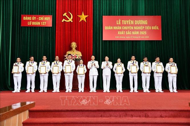 Thủ trưởng Lữ đoàn 127 trao Giấy chứng nhận cho các quân nhân chuyên nghiệp tiêu biểu, xuất sắc. Ảnh: TTXVN phát