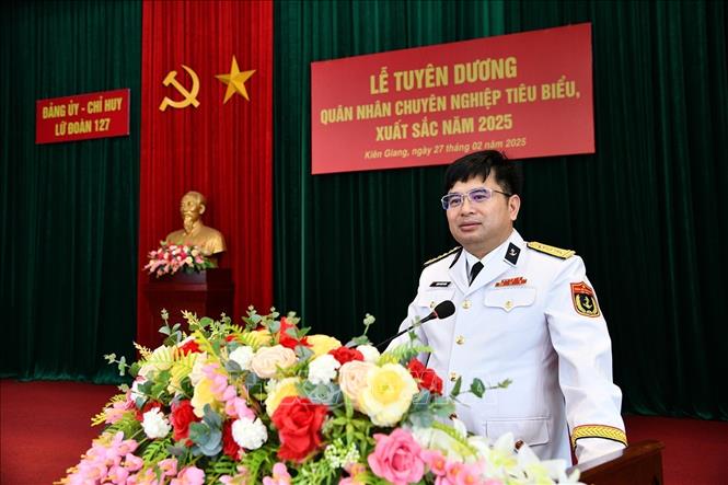 Đại tá Trịnh Xuân Tùng, Tư lệnh Vùng 5 Hải quân phát biểu chỉ đạo. Ảnh: TTXVN phát