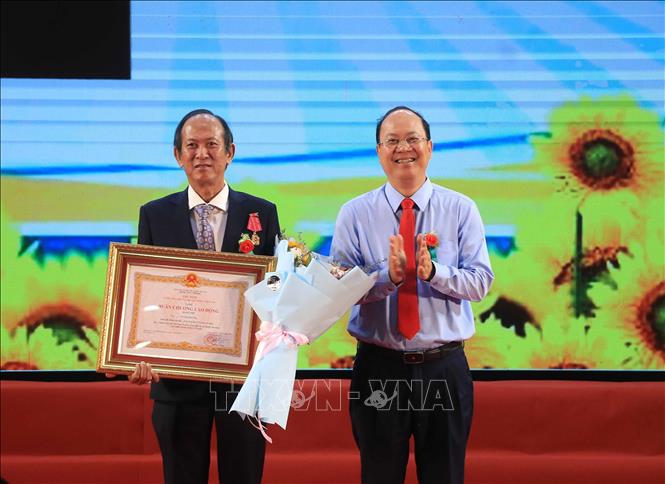 Bí thư Tỉnh ủy Nguyễn Hồ Hải thừa ủy quyền của Chủ tịch nước trao tặng Huân chương Lao động hạng Nhì cho Thầy thuốc ưu tú, bác sĩ Võ Thành Lợi. Ảnh: Huỳnh Anh - TTXVN