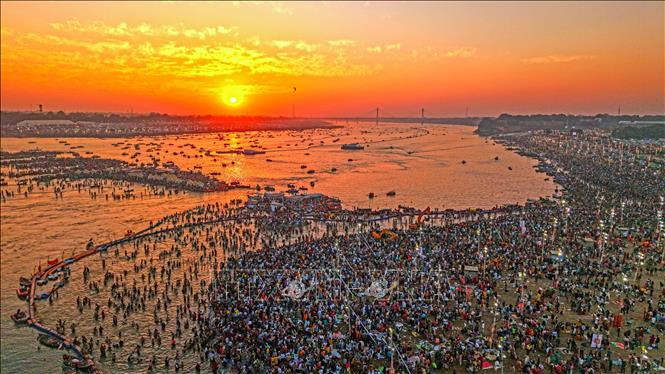 Người dân tham gia lễ hội Maha Kumbh Mela ở Prayagraj, Ấn Độ, ngày 27/2/2025. Ảnh: ANI/TTXVN