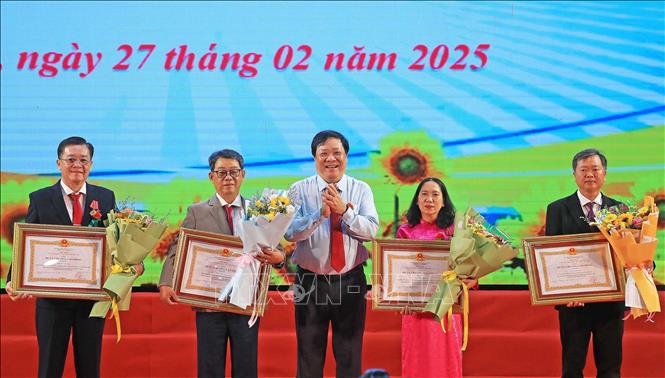 Chủ tịch UBND tỉnh Cà Mau Phạm Thành Ngại thừa uỷ quyền của Chủ tịch nước trao tặng Huân chương Lao động hạng Ba cho 4 cá nhân. Ảnh: Huỳnh Anh - TTXVN