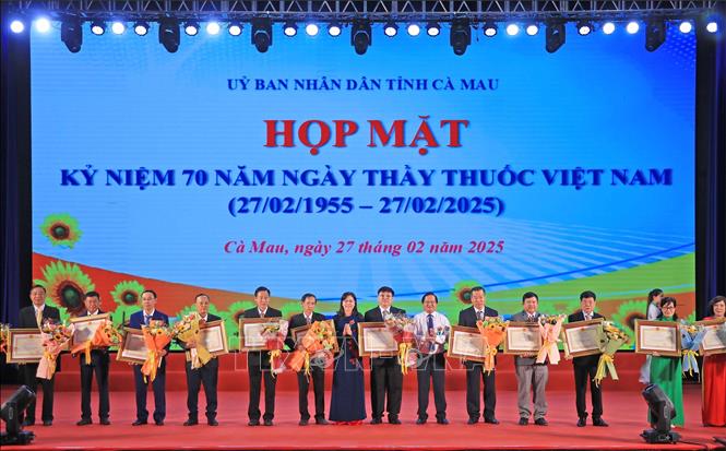Phó Chủ tịch điều hành HĐND tỉnh Lê Thị Nhung, Chủ tịch Ủy ban MTTQ tỉnh Lê Thanh Triều trao tặng danh hiệu Thầy thuốc ưu tú cho 13 cá nhân. Ảnh: Huỳnh Anh - TTXVN