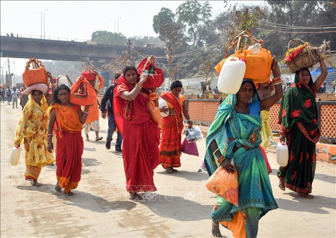Người dân tham gia lễ hội Maha Kumbh Mela ở Prayagraj, Ấn Độ, ngày 21/2/2025. Ảnh: ANI/TTXVN
