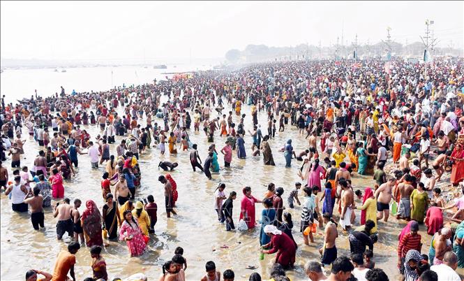 Người dân tham gia lễ hội Maha Kumbh Mela ở Prayagraj, Ấn Độ, ngày 23/2/2025. Ảnh: ANI/TTXVN