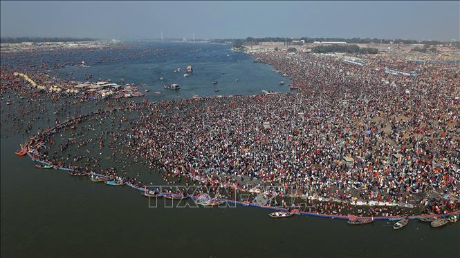 Người dân tham gia lễ hội Maha Kumbh Mela ở Prayagraj, Ấn Độ, ngày 25/2/2025. Ảnh: ANI/TTXVN