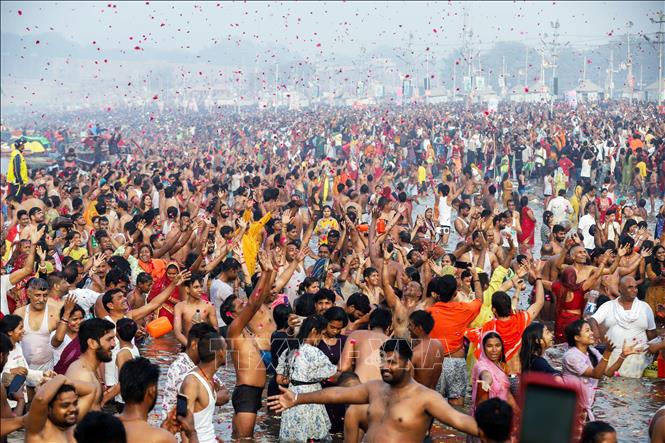 Người dân tham gia lễ hội Maha Kumbh Mela ở Prayagraj, Ấn Độ, ngày 26/2/2025. Ảnh: ANI/TTXVN