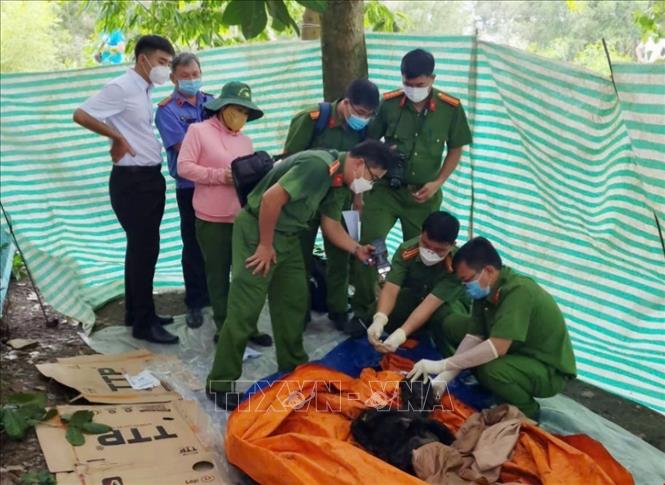 Thiếu tá, bác sĩ Nguyễn Việt Triều chia sẻ kinh nghiệm và thảo luận cùng đồng đội khi khám nghiệm hiện trường vụ án. Ảnh: TTXVN phát