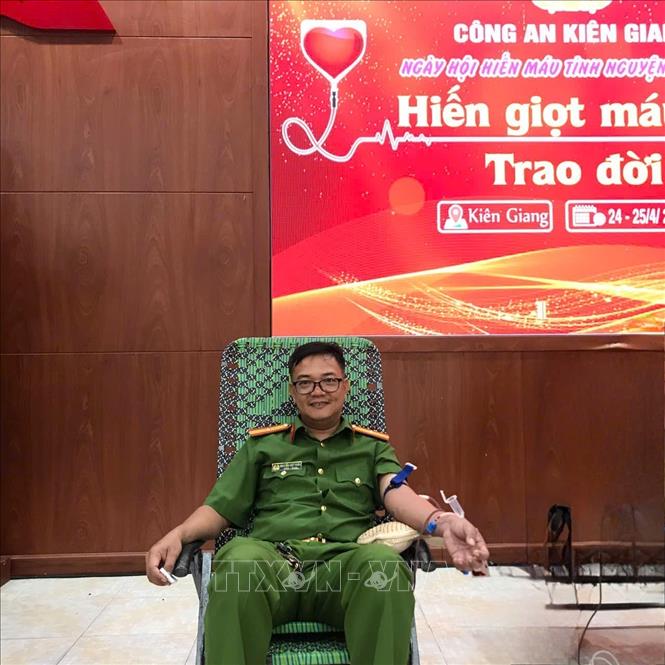 Thiếu tá, bác sĩ Nguyễn Việt Triều tham gia hiến máu lần thứ 30. Ảnh: TTXVN phát