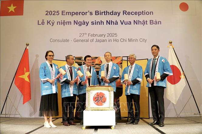 Ông Trương Tấn Sang (thứ 3, trái sang), nguyên Ủy viên Bộ Chính trị, nguyên Chủ tịch nước; ông Võ Văn Hoan (thứ 3, phải sang), Phó Chủ tịch UBND Thành phố; ông Huỳnh Thanh Nhân (thứ 2, trái sang), Phó Chủ tịch HĐND Thành phố; ông Ono Masuo (thứ 3, phải sang), Tổng lãnh sự Nhật Bản tại Thành phố Hồ Chí Minh và các quan khách thực hiện nghi lễ đập rượu sake tại lễ kỷ niệm sinh nhật Nhật Hoàng. Ảnh: Xuân Khu-TTXVN                
