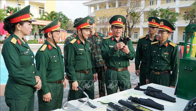 Lãnh đạo Quân khu 5 kiểm tra dụng cụ, tư trang huấn luyện của các đơn vị. Ảnh: Quốc Dũng - TTXVN