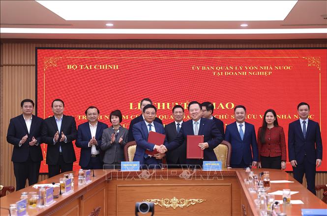 Lễ ký kết chuyển giao quyền, trách nhiệm của cơ quan đại diện chủ sở hữu vốn Nhà nước từ Uỷ ban Quản lý vốn Nhà nước tại doanh nghiệp về Bộ Tài chính. Ảnh: Phạm Hậu - TTXVN