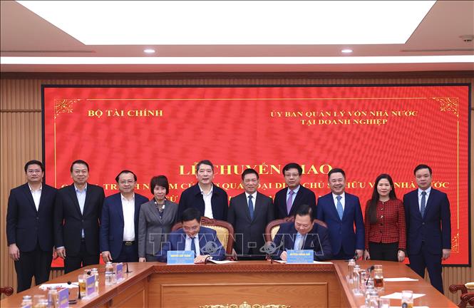 Lễ ký kết chuyển giao quyền, trách nhiệm của cơ quan đại diện chủ sở hữu vốn Nhà nước từ Uỷ ban Quản lý vốn Nhà nước tại doanh nghiệp về Bộ Tài chính. Ảnh: Phạm Hậu - TTXVN