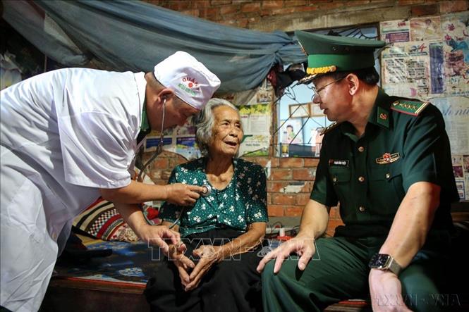 Cụ Đặng Thị Thang (84 tuổi, ngụ ấp Tân Hoà, xã Tân Lập) bày tỏ niềm vui với Đại tá Phạm Đình Triệu, Chính uỷ Bộ đội Biên phòng tỉnh Tây Ninh khi đến nhà thăm hỏi ngày Tết. Ảnh: Giang Phương – TTXVN