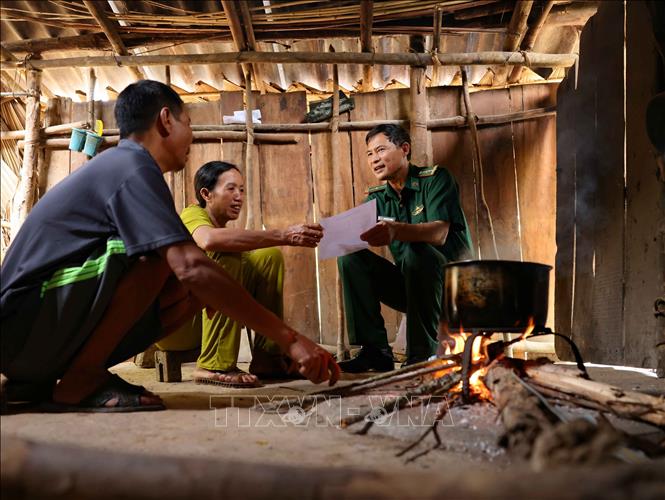  Đồng bào Chứt ở bản Rào Tre được BĐBP Hà Tĩnh phát hiện vào năm 1991. Kể từ đó, ngày đêm những người lính Biên phòng cắm bản, kiên trì, bền bỉ, cầm tay chỉ việc, dựng nhà, khai hoang, trồng lúa, chăn nuôi... giúp người dân xây dựng cuộc sống tốt hơn. Ảnh: Thanh Tùng - TTXVN 