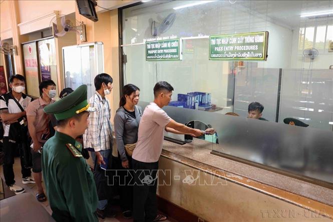 Bộ đội Biên phòng Cửa khẩu quốc tế Bờ Y (BĐBP Kon Tum) làm thủ tục nhập cảnh cho người dân. Ảnh: Vũ Sinh - TTXVN