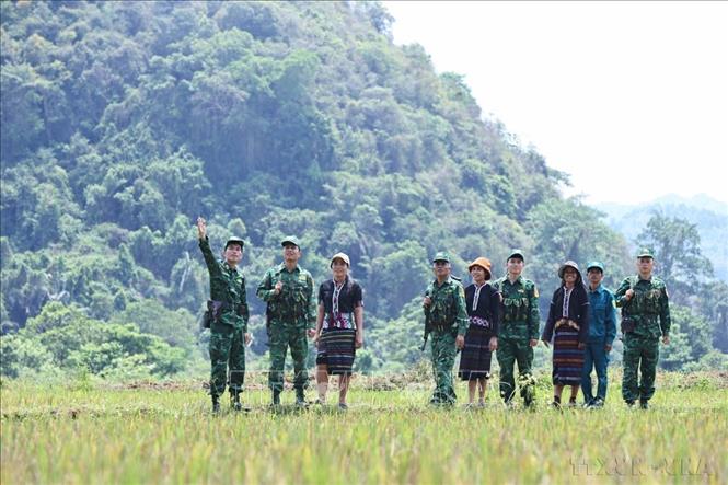 Cán bộ, chiến sĩ Đồn Biên phòng Hướng Lập (BĐBP Quảng Trị) cùng bà con dân tộc Vân Kiều tuần tra, bảo vệ an ninh an toàn khu vực biên giới. Ảnh: Minh Đức - TTXVN