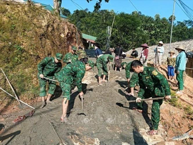  Cán bộ, chiến sĩ Đồn Biên phòng Mường Mìn (huyện Quan Sơn) xây dựng công trình “Bản sáng vùng biên” xã Mường Mìn (Thanh Hóa). Ảnh: Hoa Mai-TTXVN