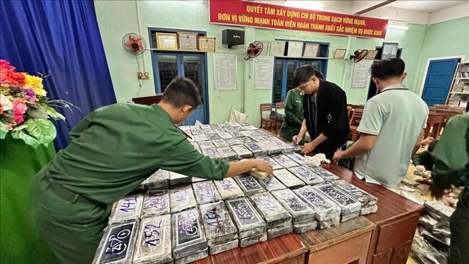 Đồn Biên phòng Bỉnh Hải (BĐBP Quảng Ngãi) phát hiện và thu giữ 288 gói hàng nghi chứa chất ma túy tại bờ biển gành Nước Nhỉ. Ảnh: TTXVN phát