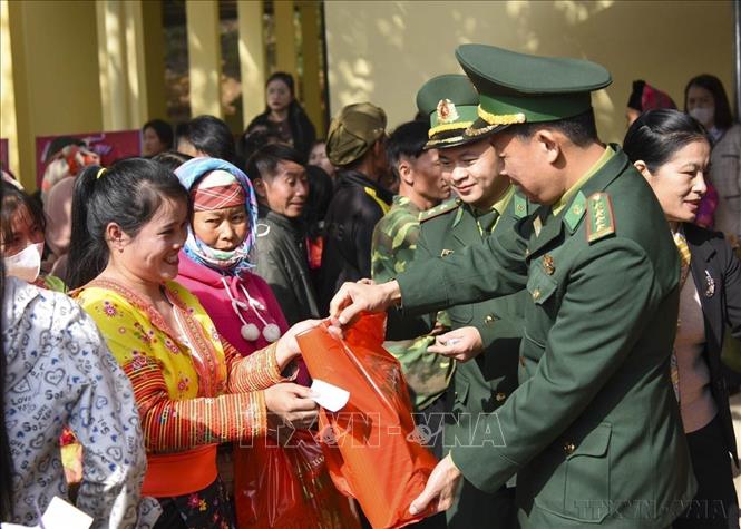 Người dân vùng cao vui vẻ nhận quà tại gian hàng 0 đồng trong Ngày hội “Xuân Biên phòng ấm lòng dân bản” do Bộ Chỉ huy Bộ đội Biên phòng tỉnh Điện Biên tổ chức (2024). Ảnh: Xuân Tư – TTXVN