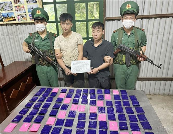 Bộ đội Biên phòng tỉnh Sơn La chủ trì, phối hợp với các lực lượng chức năng bắt giữ hai đối tượng về hành vi mua bán trái phép chất ma tuý, thu giữ 18.000 viên ma tuý tổng hợp. Ảnh: TTXVN phát
