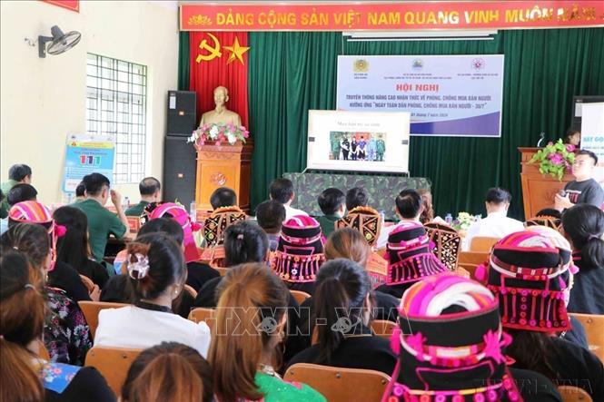 Người dân xã Huổi Luông, huyện Phong Thổ được trang bị kiến thức về tội phạm buôn bán người tại buổi truyền thông do Bộ Tư lệnh Bộ đội Biên phòng tỉnh Lai Châu phối hợp với các đơn vị tổ chức. Ảnh: Nguyễn Oanh-TTXVN