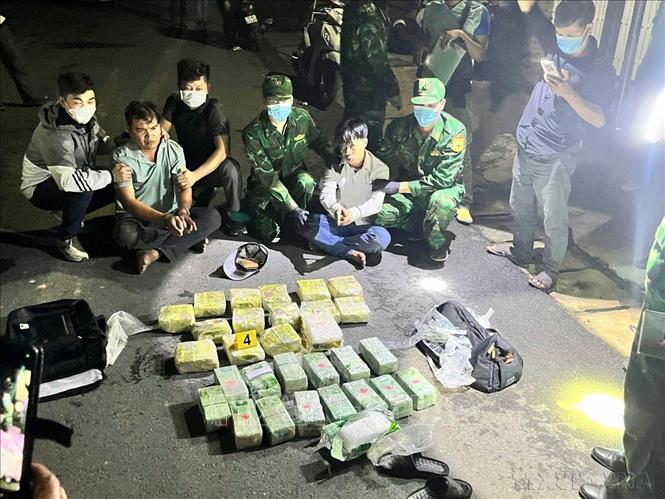 Phòng phòng chống ma túy và tội phạm BĐBP Tây Ninh và Đồn biên phòng Cửa khẩu quốc tế Mộc Bài cùng lực lượng chức năng phối hợp triệt phá chuyên án vận chuyển 30 kg ma túy đá từ Campuchia về Việt Nam. Ảnh: TTXVN phát