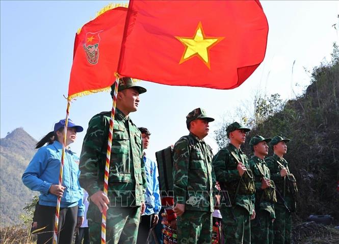Đoàn viên, thanh niên huyện Đồng Văn phối hợp cùng cán bộ, chiến sĩ Đồn Biên phòng Lũng Cú (Hà Giang) tuần tra, bảo vệ đường biên, cột mốc biên giới. Ảnh: Minh Đức - TTXVN