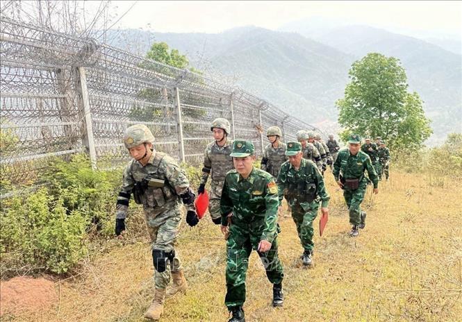 Lực lượng biên phòng hai nước Việt Nam - Trung Quốc tiến hành tuần tra song phương. Ảnh: TTXVN phát