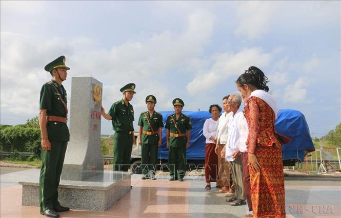 Cán bộ, chiến sĩ Đồn Biên phòng cửa khẩu quốc tế Tịnh Biên (An Giang) cùng bà con dân tộc Khmer tuần tra biên giới tại khu vực cột mốc 275. Ảnh: Công Mạo-TTXVN