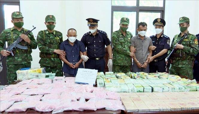 Lực lượng BĐBP Hà Tĩnh phối hợp cùng các cơ quan chức năng bắt giữ 2 đối tượng quốc tịch Lào, vận chuyển trái phép hơn 70 kg ma túy từ Lào qua Cửa khẩu quốc tế Cầu Treo. Ảnh:TTXVN phát