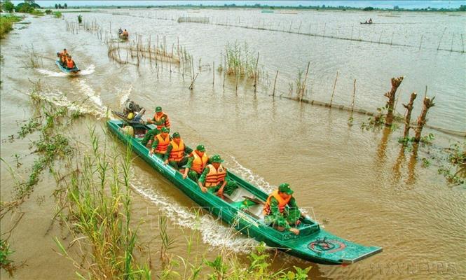 Để ngăn chặn hoạt động vận chuyển hàng lậu qua biên giới trong mùa nước nổi, lực lượng Bộ đội Biên phòng tỉnh An Giang ngày đêm tuần tra, mật phục bắt giữ. Ảnh: Công Mạo-TTXVN