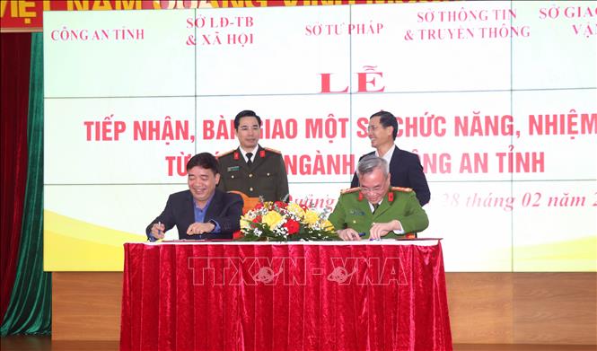 Ký bàn giao chuyển bàn giao 5 chức năng nhiệm vụ quản lý nhà nước từ các sở, ngành về Công an tỉnh Quảng Ninh. Ảnh: Văn Đức - TTXVN 