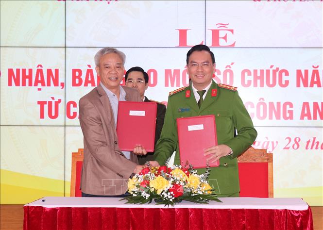 Ký bàn giao chuyển bàn giao 5 chức năng nhiệm vụ quản lý nhà nước từ các sở, ngành về Công an tỉnh. Ảnh: Văn Đức - TTXVN 