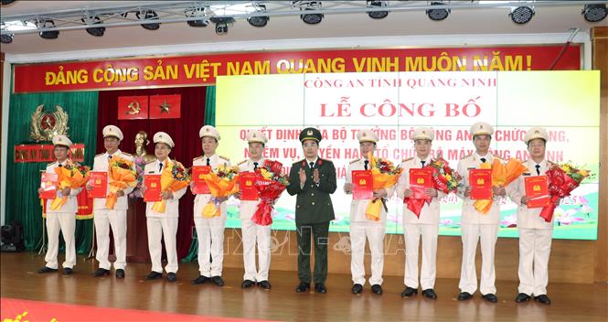 Công bố quyết định điều động 63 lãnh đạo công an cấp phòng. Ảnh: Văn Đức - TTXVN