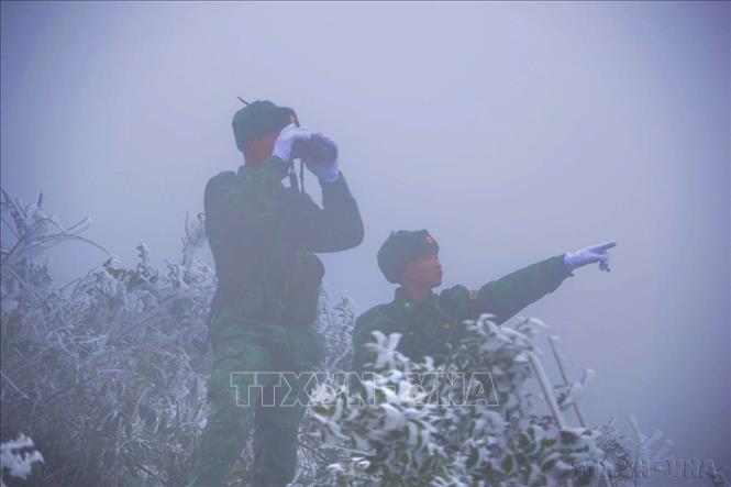 Cán bộ, chiến sỹ Đồn Biên phòng Xín Cái (BĐBP tỉnh Hà Giang) tuần tra giữa băng tuyết bao phủ, bảo vệ vững chắc đường biên mốc giới. Ảnh: TTXVN phát