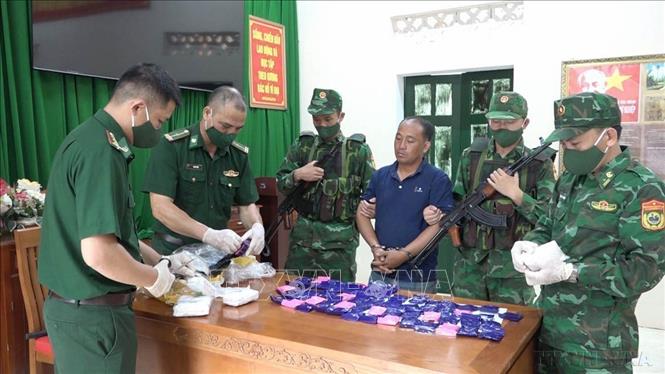 BĐBP tỉnh Thanh Hóa bắt đối tượng người Lào vận chuyển 24.000 viên ma tuý. Ảnh: TTXVN phát