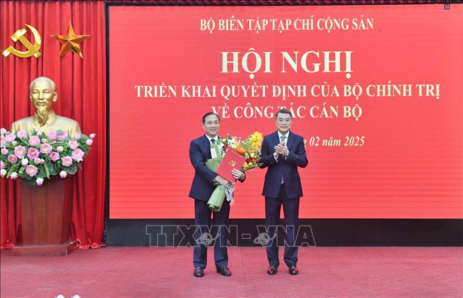 Đồng chí Lê Minh Hưng, Uỷ viên Bộ Chính trị, Bí thư Trung ương Đảng, Trưởng Ban Tổ chức Trung ương trao Quyết định cho đồng chí Hoàng Trung Dũng. Ảnh: TTXVN
